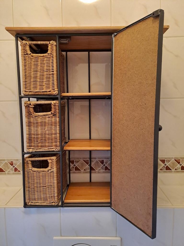 Kastje met rieten mandjes en spiegel, Ophalen of Verzenden