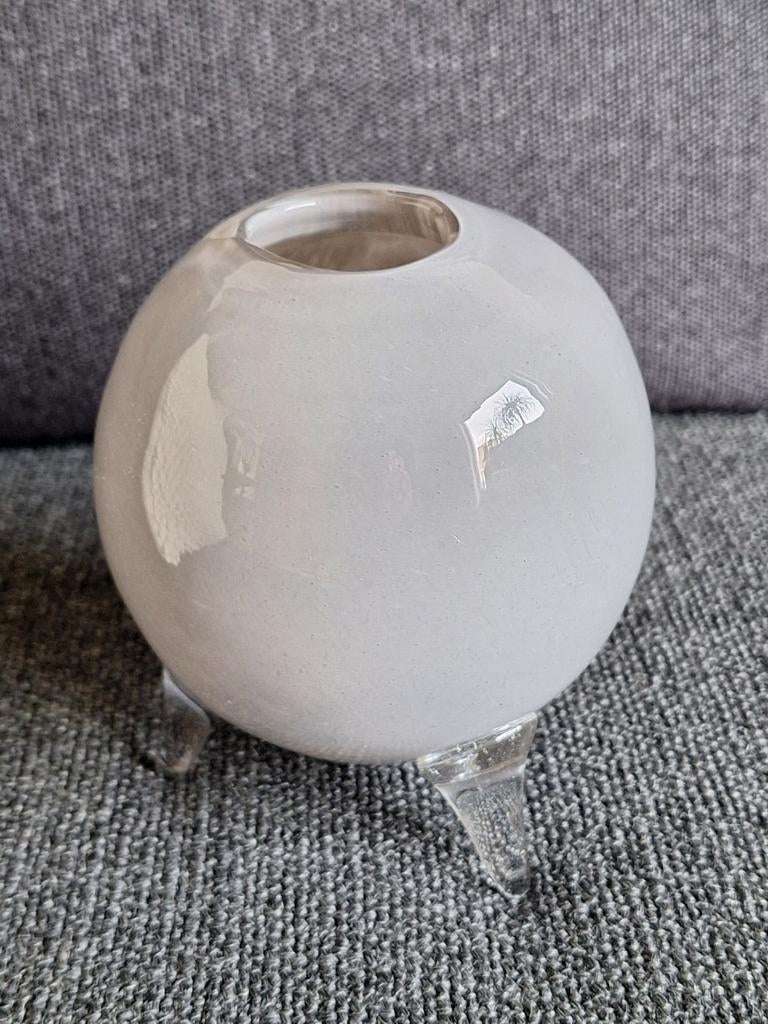 Dutz vaasje - ronde bol op drie pootjes, Overige kleuren, Ophalen of Verzenden, Minder dan 50 cm, Glas