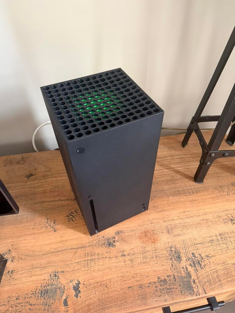 Xbox series x met 2 conrtollers, Spelcomputers en Games, Spelcomputers | Xbox Series X en S, Ophalen, Zo goed als nieuw, Xbox Series X