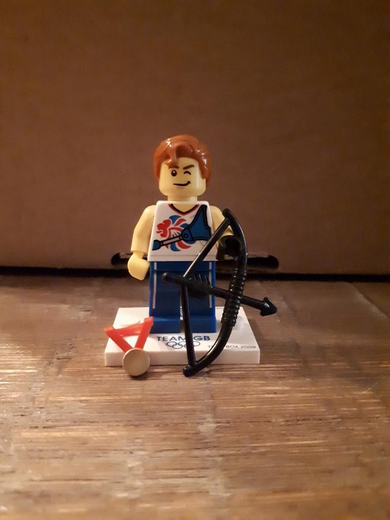 8909-1 Team gb minifigure Boogschutter, Ophalen of Verzenden, Nieuw, Complete set, Lego