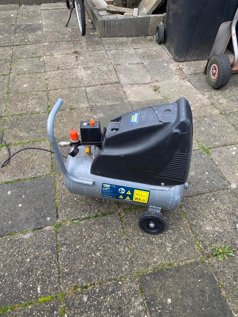Compressor ferm, Doe-het-zelf en Verbouw, Ophalen, Zo goed als nieuw, Minder dan 200 liter/min
