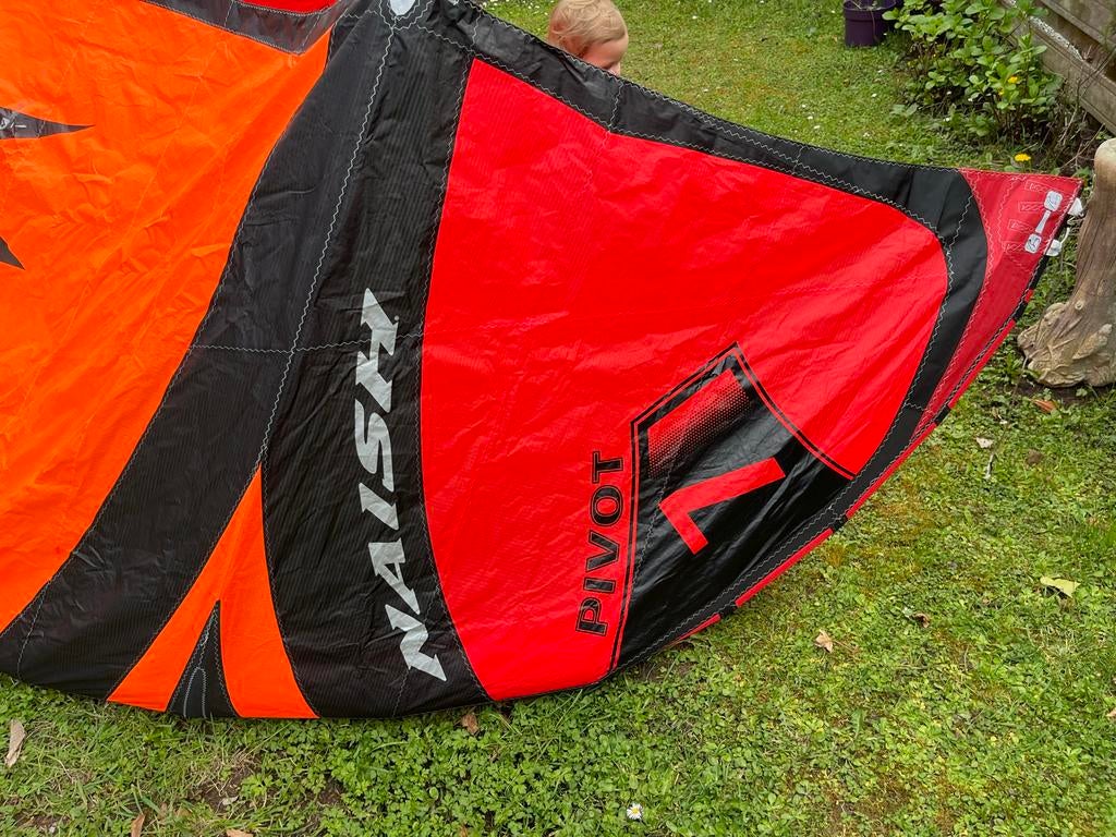 Naish Pivot S26 Oranje 7, 8, 10 m2 en bar, Watersport en Boten, Kitesurfen, Gebruikt, Bar, Geen board, Ophalen of Verzenden