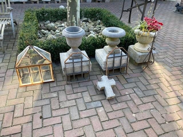 Oude Belgisch hardsteen tuindecoratie, smeedijzer, kruis,enz, Antiek en Kunst, Curiosa en Brocante, Ophalen