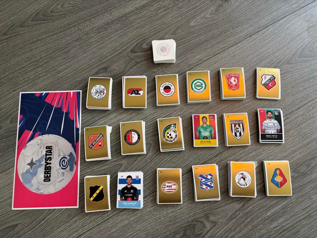 Voetbalplaatjes PLUS seizoen 2025/2026, Verzamelen, Ophalen of Verzenden, Nieuw, Overige binnenlandse clubs, Poster, Plaatje of Sticker