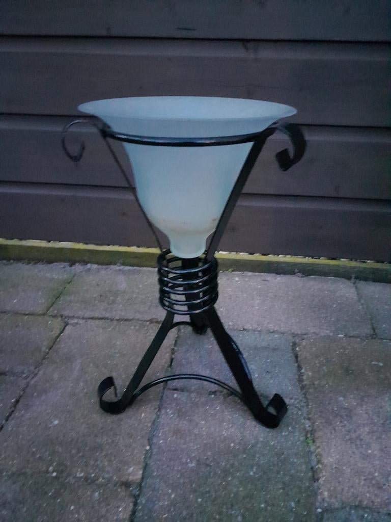 Decoratieve schaal op smeedijzeren standaard, Ophalen, Schaal, Rond, Glas