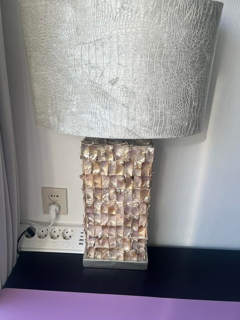 De stijlvolle lamp is versierd met natuurlijke schelpen., Huis en Inrichting, Ophalen of Verzenden, Zo goed als nieuw