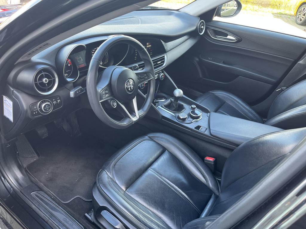 Alfa Romeo Giulia 2.2 Eco Business 19 inch / Akrapovic / Air, Auto's, Gebruikt, 4 cilinders, Zwart, Origineel Nederlands