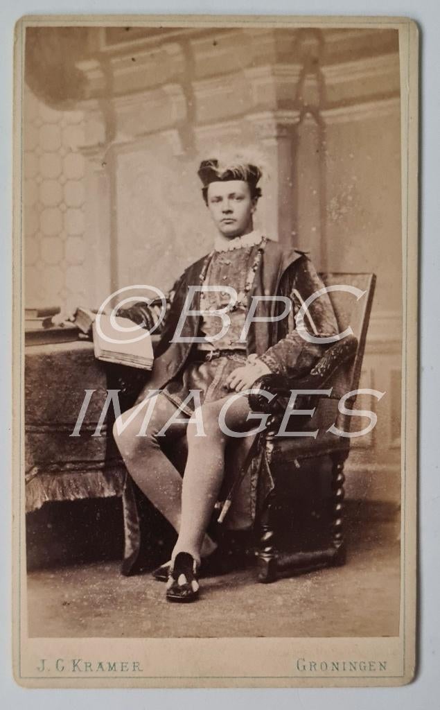 cdv student verkleed als adellijke Groningen 1870's, Verzamelen, Foto's en Prenten, Gebruikt, Verzenden, Foto, Voor 1940