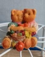 Beeld van beertjes omringd met fruit en fruitmand, Verzamelen, Beelden en Beeldjes, Ophalen of Verzenden, Zo goed als nieuw, Dier