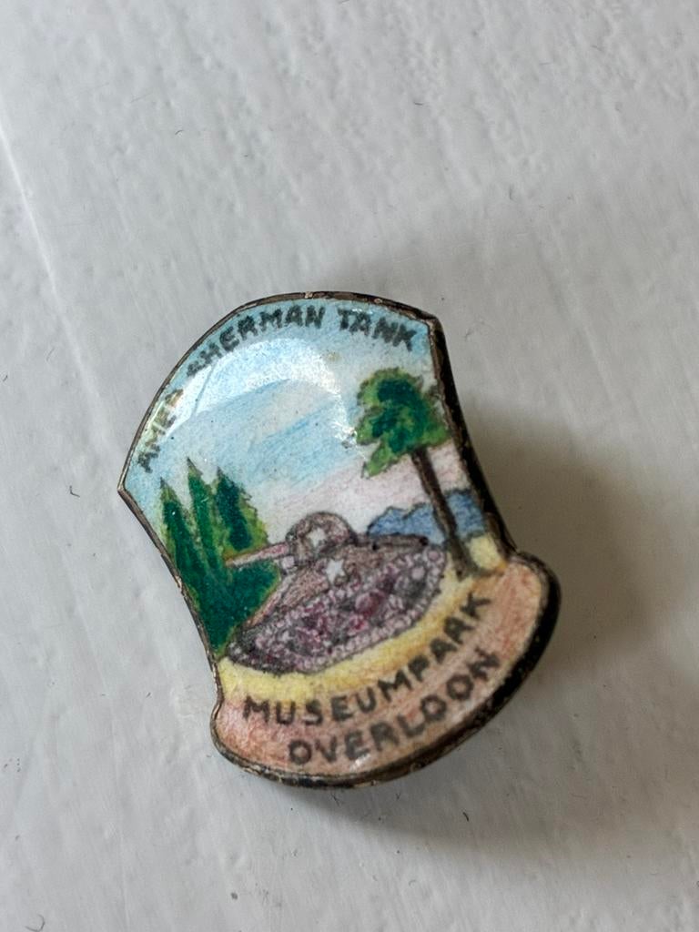 Speldje Museumpark Overloon sherman tank emaille vintage, Ophalen, Gebruikt, Overige onderwerpen