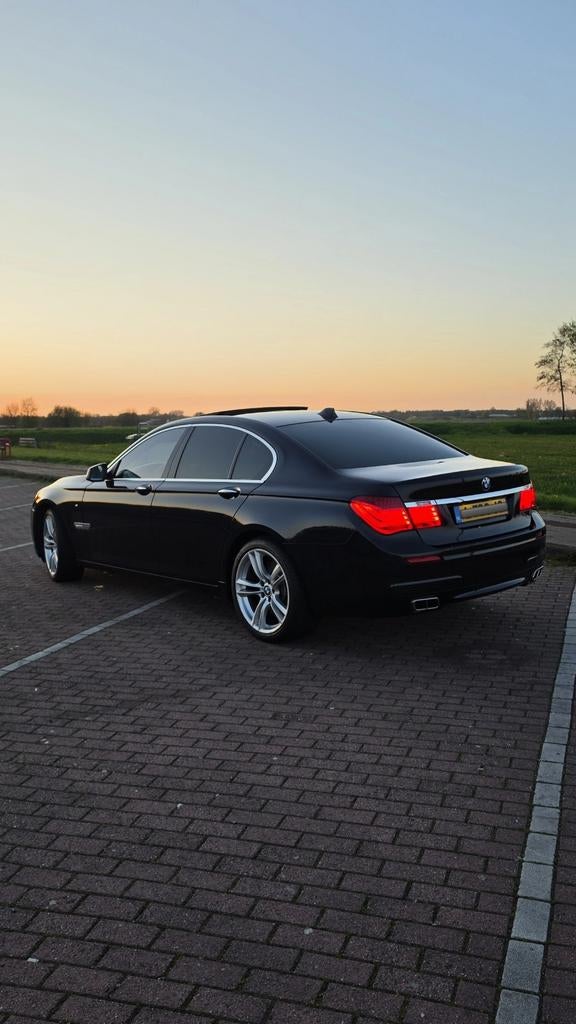 BMW 7-Serie 750i M-Sport Carbonschwarz Dealer OH, Automaat, Achterwielaandrijving, 8 cilinders, 4395 cc