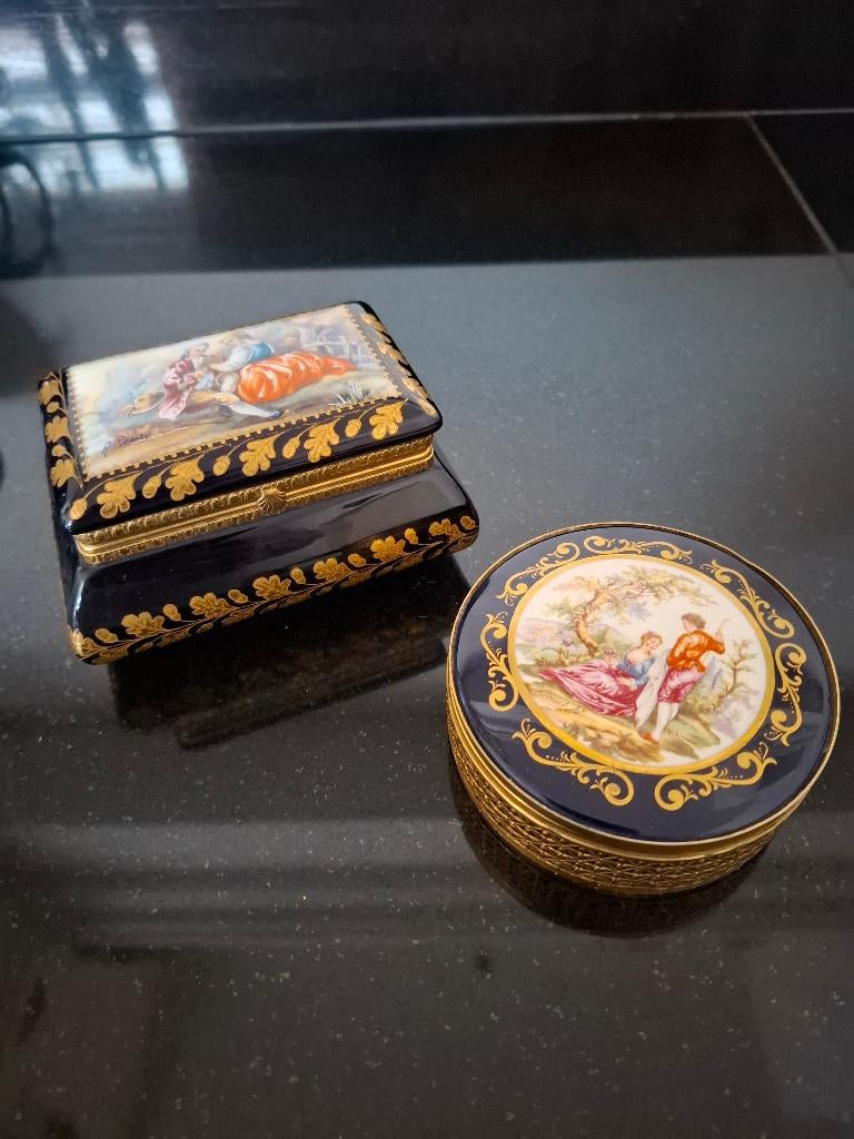 2 Antieke Sevres porseleinen barok dekseldozen, Verzenden