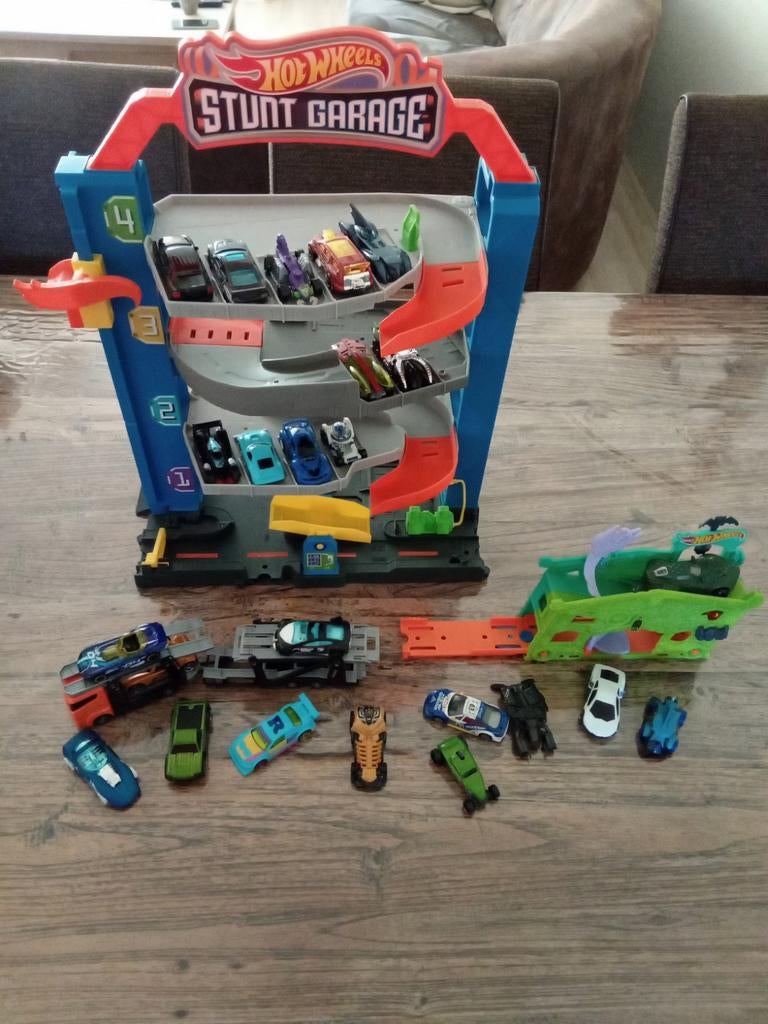 Hot Wheels Stunt Garage met extra hotweels auto's, Kinderen en Baby's, Speelgoed | Racebanen, Ophalen of Verzenden, Zo goed als nieuw
