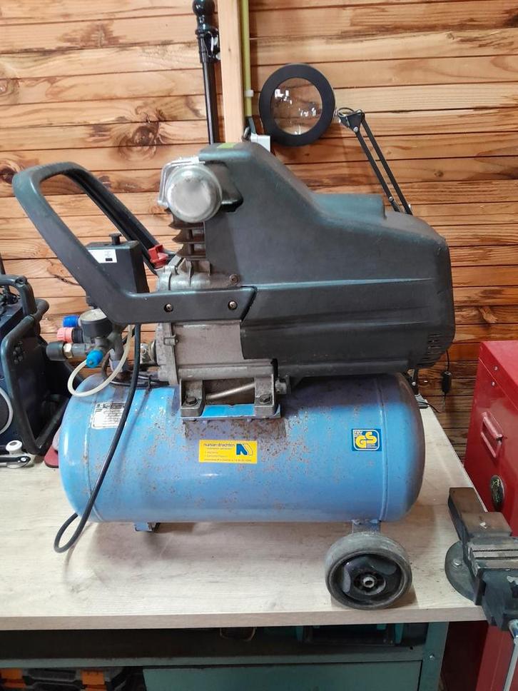 Mobiele compressor met tank, Doe-het-zelf en Verbouw, Compressors, Gebruikt, 6 tot 10 bar, Minder dan 25 liter, Minder dan 200 liter/min