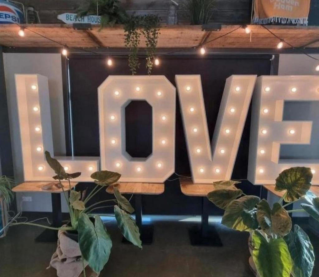 Love lichtletters XXL. Bruiloft decoratie verhuur, Hobby en Vrije tijd, Feestartikelen | Verhuur, Ophalen of Verzenden, Nieuw