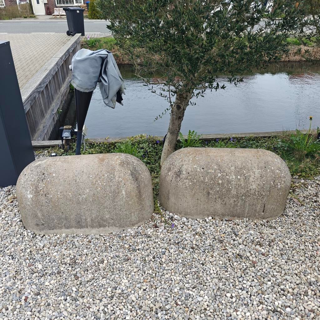 2 betonnen biggenruggen - zwaar en robuust, Ophalen