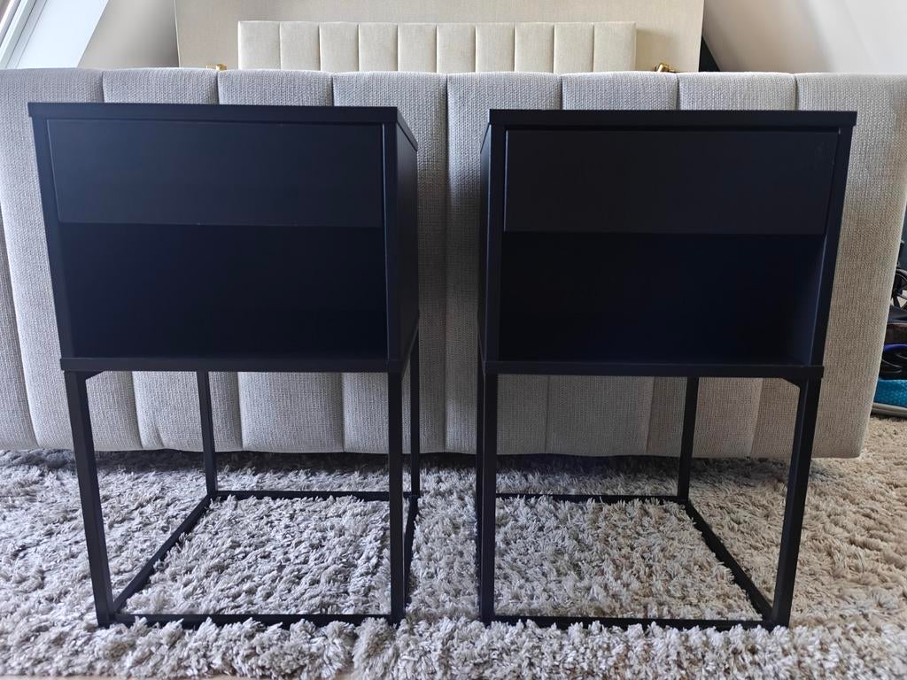 Ikea Vikhammer nachtkastje, zwart, Huis en Inrichting, Slaapkamer | Nachtkastjes, Ophalen, Minder dan 45 cm