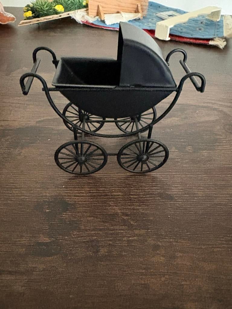 Poppenhuis kinderwagen,stoel,kastjes,melkbus,bedje.bad popje, Ophalen of Verzenden, Gebruikt, Decoratie