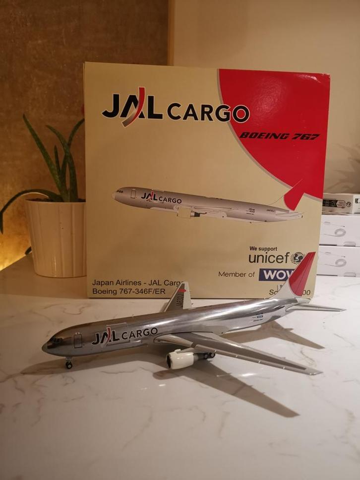 Japan Airlines Cargo B767-346F/ER 1:200 JC Wings XX2727P, Hobby en Vrije tijd, Modelbouw | Vliegtuigen en Helikopters, Nieuw, Vliegtuig