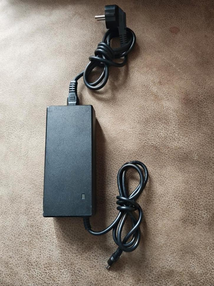 SANS Acculader 42V Knaap Lader, Computers en Software, Accu's en Batterijen, Zo goed als nieuw, Ophalen of Verzenden
