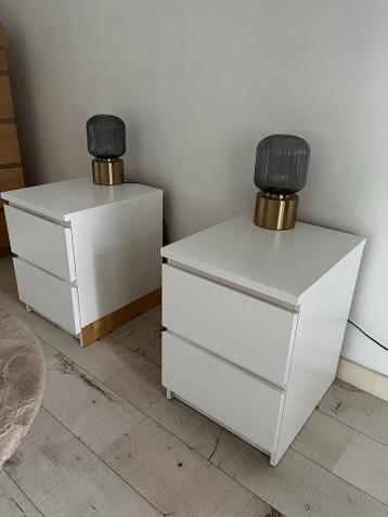 Twee IKEA Malm nachtkastjes + Solklint lamp - afbeelding 1