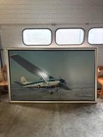 Grote KLM vliegtuigfoto in metalen lijst, Verzamelen, Luchtvaart en Vliegtuigspotten, Ophalen, Gebruikt, Kaart, Foto of Prent