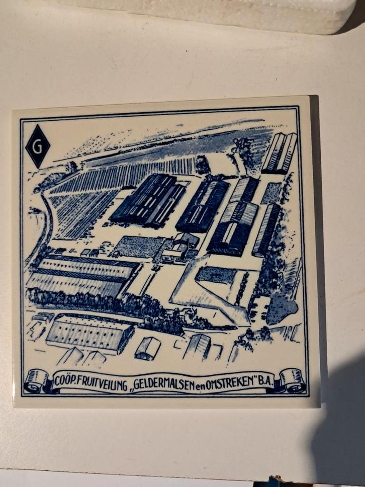 Delfts Blauwe Tegel - Coöp Fruitveiling Geldermalsen, Antiek en Kunst, Antiek | Wandborden en Tegels, Ophalen of Verzenden
