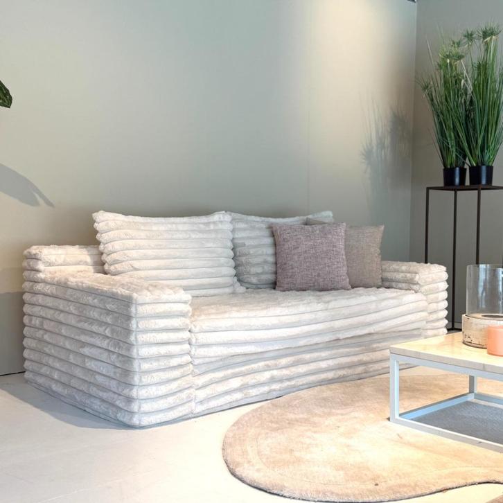 Grote 2,5 zits Rib bank Beige stof Woonoutlet Wijchen Nieuw, Huis en Inrichting, Banken | Bankstellen, Nieuw, Vierpersoons of meer