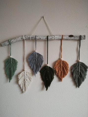 Handgemaakte wanddecoratie met veren. Sisters Forever. beschikbaar voor biedingen