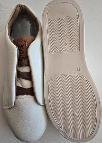 Witte schoenen man sportief beschikbaar voor biedingen