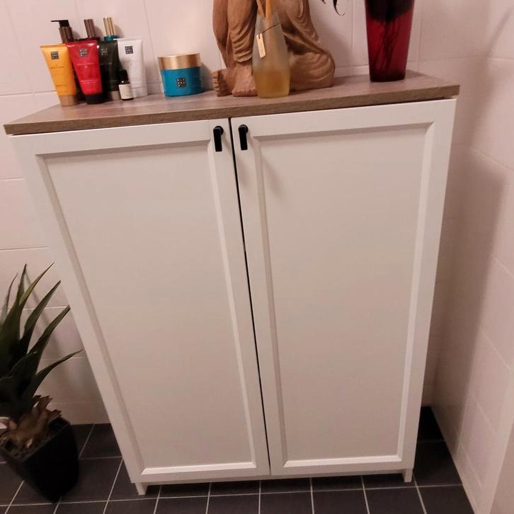 Witte Ikea Billy boekenkast met deuren en sierplank, Huis en Inrichting, Badkamer | Badkamermeubels, Gebruikt, (Half)hoge kast