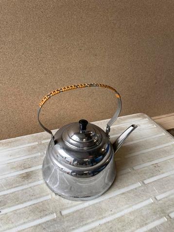 Vintage theepot. beschikbaar voor biedingen