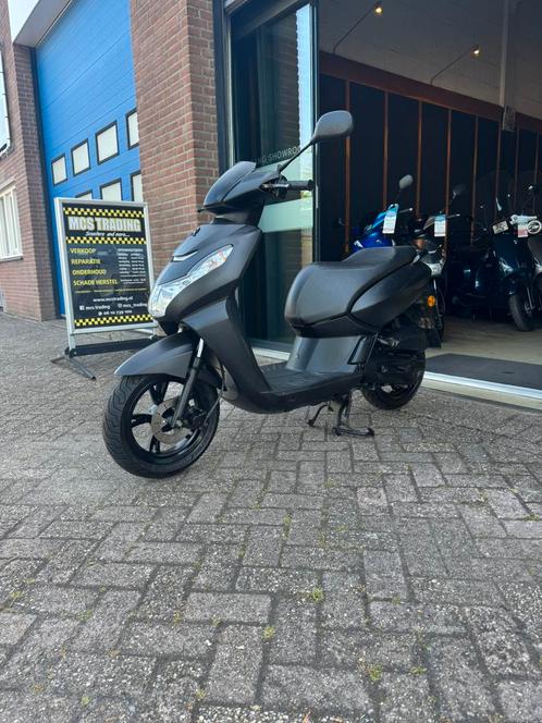 Peugeot Kisbee bromscooter, Fietsen en Brommers, Scooters | Peugeot, Zo goed als nieuw, Overige modellen, Ophalen