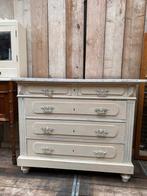 Een brocante kast ladekast met marmer bovenplaat