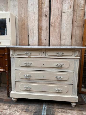 Een brocante kast ladekast met marmer bovenplaat beschikbaar voor biedingen