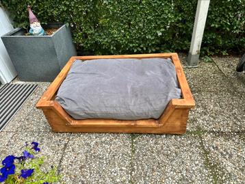 Grote houten honden mand / bed 108 bij 78 cm. A+ kwaliteit beschikbaar voor biedingen