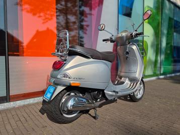 Piaggio Vespa LX50 1.853km van 2e eigenaar zeer mooie staat beschikbaar voor biedingen