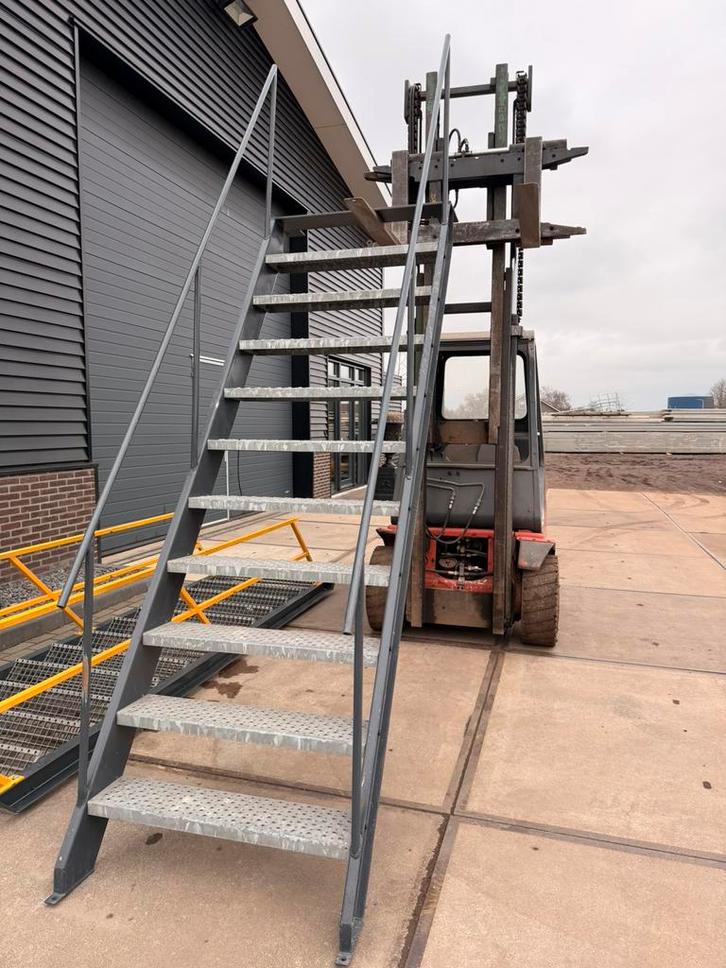 Stalen steektrap bordestrap wenteltrap trap trappen, Doe-het-zelf en Verbouw, Ladders en Trappen, Zo goed als nieuw, 2 tot 4 meter