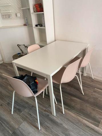 Ikea witte tafel + roze stoelen