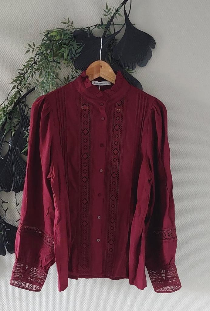 BLOUSE wijnrood met bewerking M🙂, Kleding | Dames, Blouses en Tunieken, Nieuw, Maat 38/40 (M), Rood, Ophalen of Verzenden