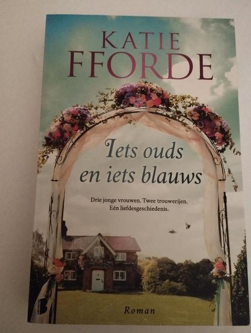IETS OUDS EN IETS BLAUWS - KATIE FFORDE, Boeken, Romans, Zo goed als nieuw, Nederland, Ophalen of Verzenden