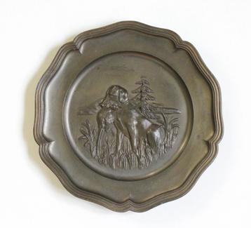 Decoratief tinnen bord – bas-reliëf jachthond beschikbaar voor biedingen