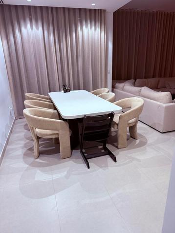 Zwarte Eettafel met Beige Stoelen beschikbaar voor biedingen