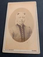 cdv carte de visite klederdracht G D Siewers  Hoorn 9, Verzenden, Foto, Klederdracht, Zo goed als nieuw