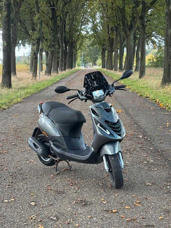Piaggio Zip 4-takt iGet 2020, Fietsen en Brommers, Scooters | Piaggio, Gebruikt, Zip, Maximaal 45 km/u, Benzine, Ophalen