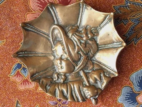 Meisje met parasol mooi antiek muntenschaaltje uit Engeland., Antiek en Kunst, Antiek | Koper en Brons, Brons, Ophalen of Verzenden