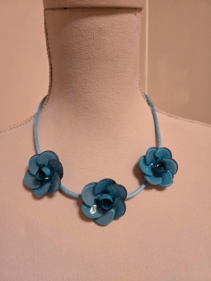 Blauwe Bloemketting - Romantisch Accessoire, Sieraden, Tassen en Uiterlijk, Kettingen, Nieuw, Kunststof, Blauw, Ophalen of Verzenden