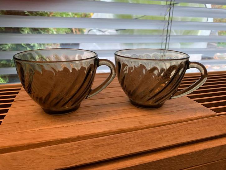 2x Arcoroc Swirl kopjes, Rookglas, Jaren '70, Vintage, Huis en Inrichting, Keuken | Servies, Gebruikt, Kop(pen) en/of Schotel(s)