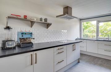 Gebruikte complete keuken incl. apparatuur en koelkast beschikbaar voor biedingen
