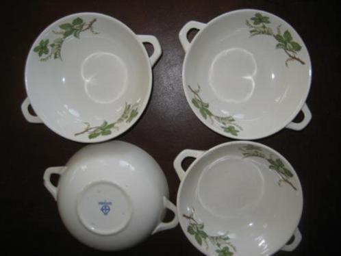 Villeroy & Boch Soepkoppen 4 stuks met druiventak decoratie, Antiek en Kunst, Antiek | Servies compleet, Ophalen of Verzenden